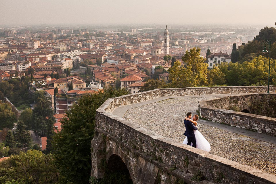 zdjęcie ślubne z panoramą miasta