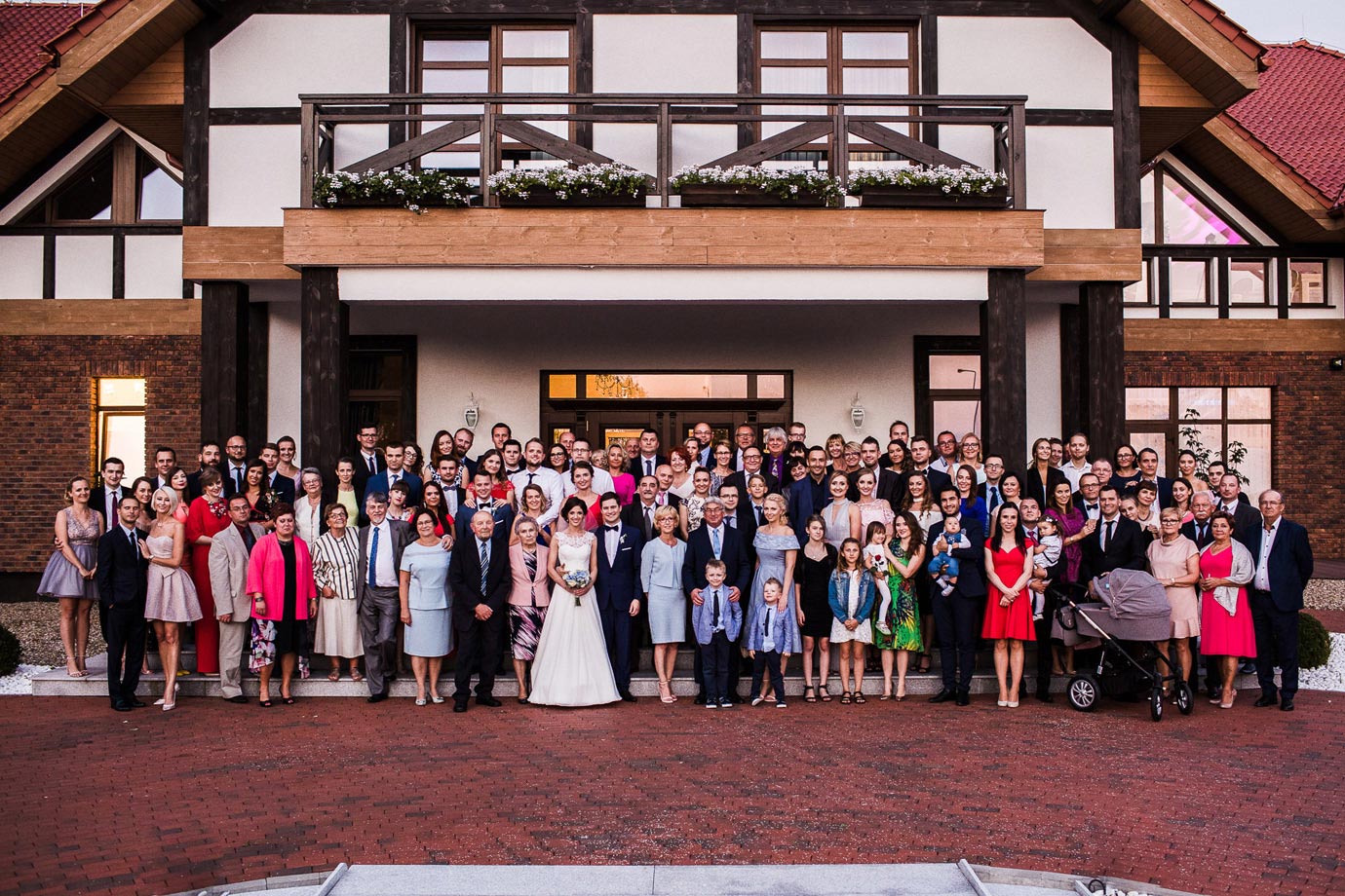 Zdjęcie wszystkich gosci na weselu