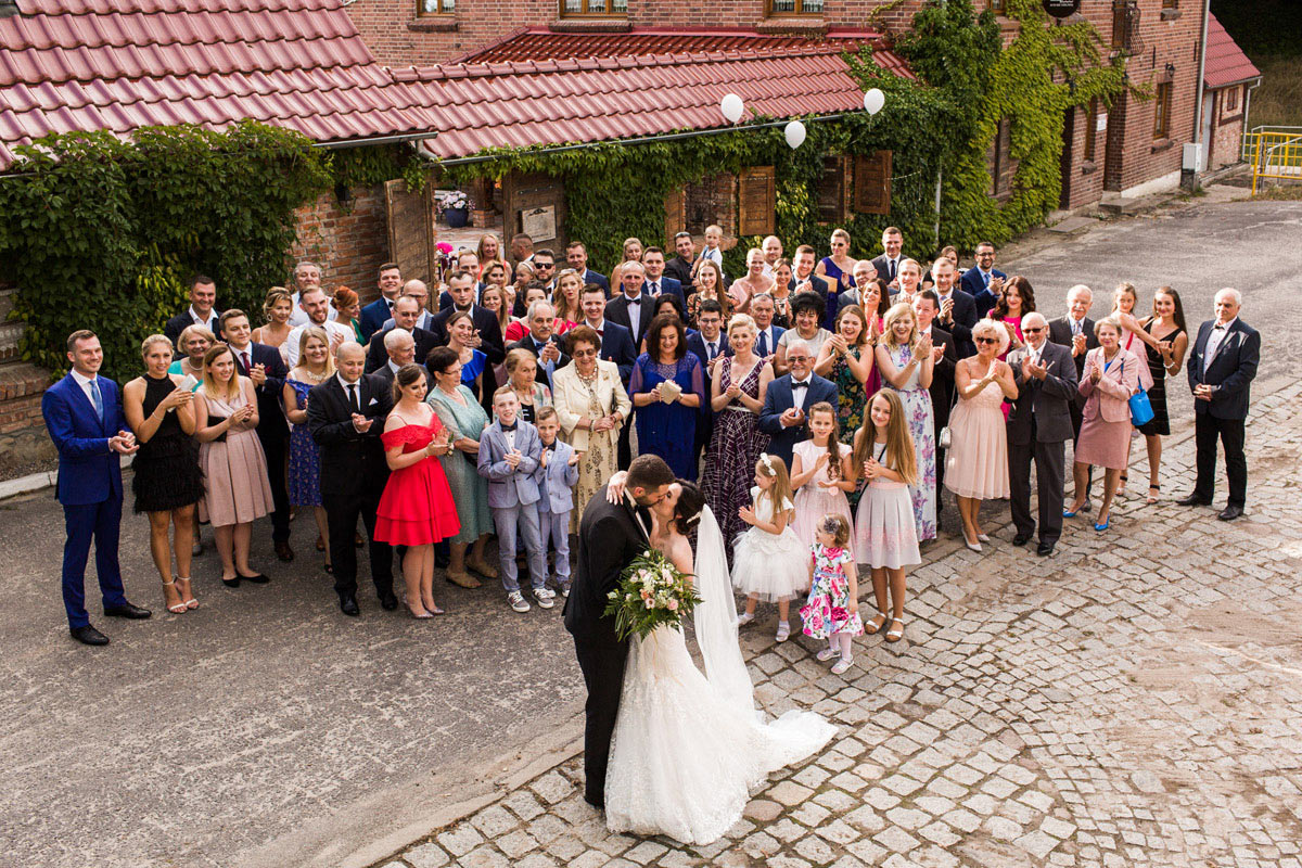 zdjęcie grupowe na weselu