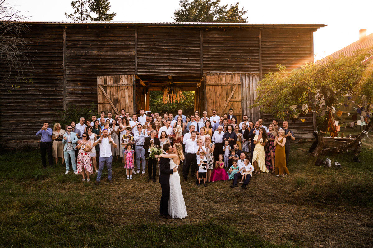zdjęcie grupowe na weselu